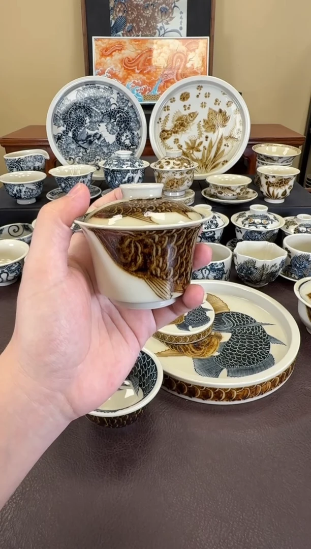 二号釉金龙鱼马蹄盖碗