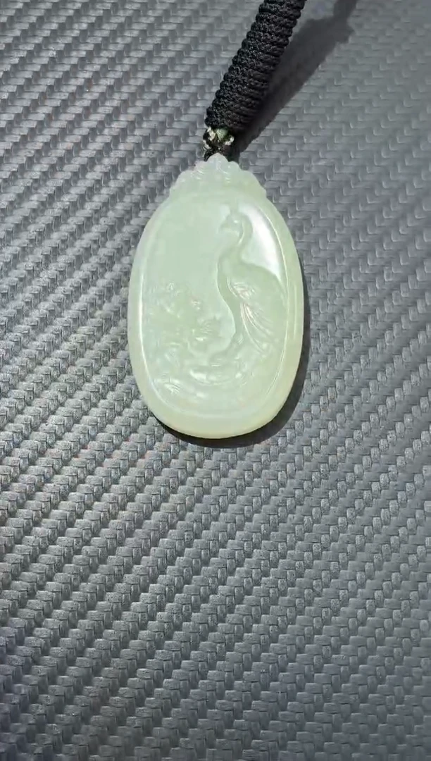 吊坠(不含链)未镶嵌和田玉若羌微色差高青白雕刻件