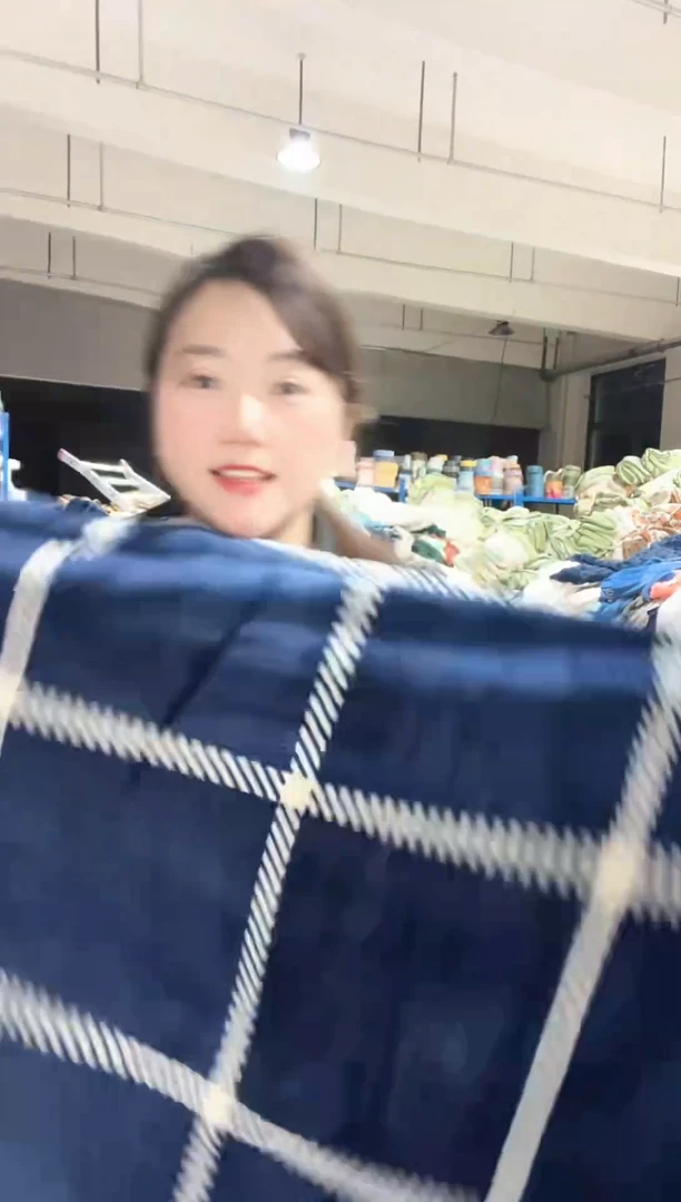 牛奶绒主播手上展示的产品