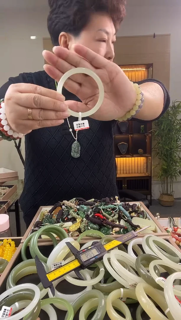 颈饰未镶嵌和田玉多样性拍一发一  圈口66 0115