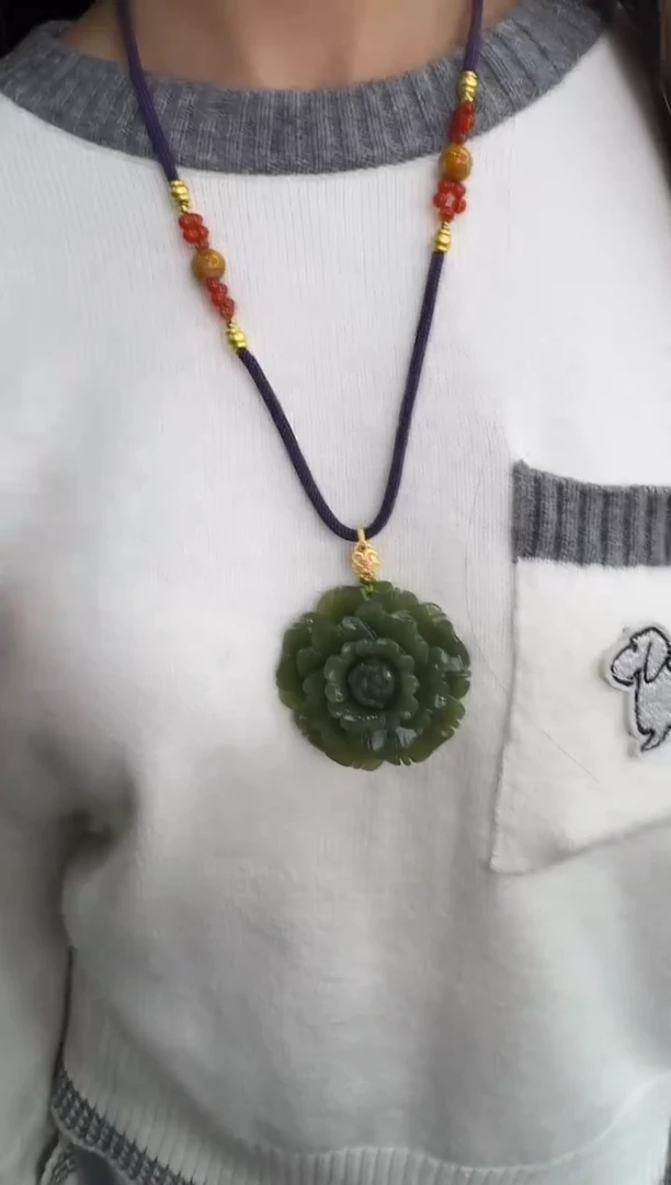 未镶嵌岫玉颈饰湖水绿菠菜绿牡丹花