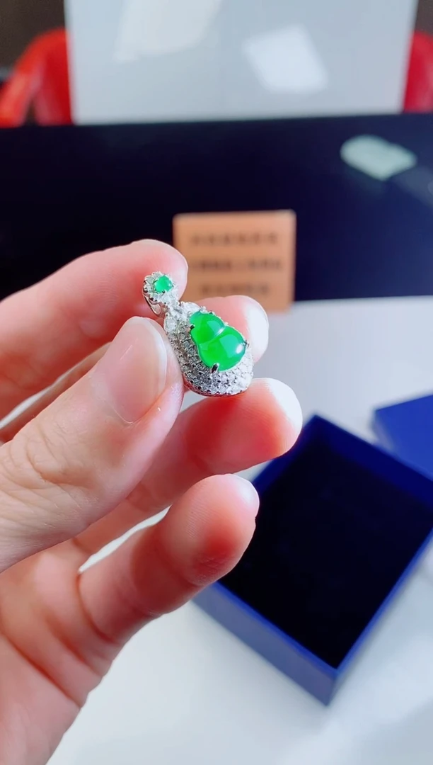 颈饰未镶嵌翡翠