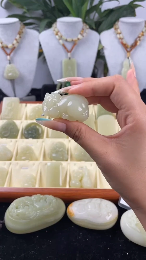 玉貔貅配绳配礼盒