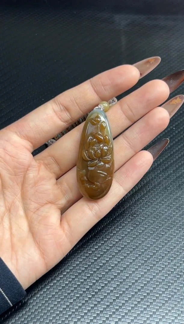 吊坠(赠链)未镶嵌和田玉若羌微色差吊坠