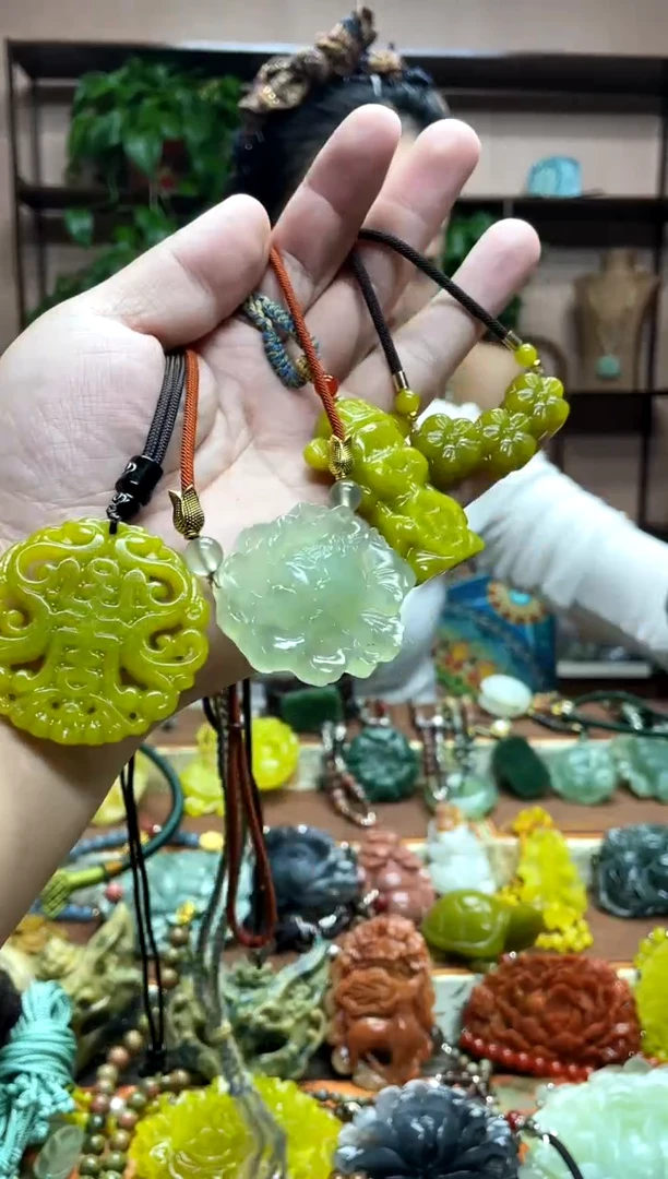 未镶嵌岫玉颈饰·