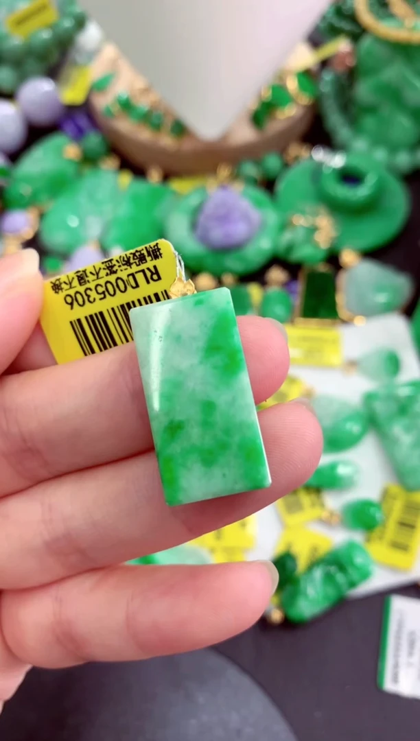 颈饰18K金镶嵌翡翠挂件