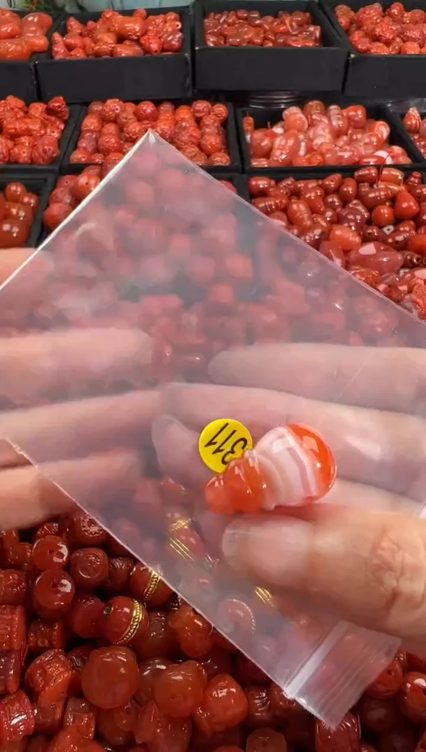 南红玛瑙未镶嵌颈饰1