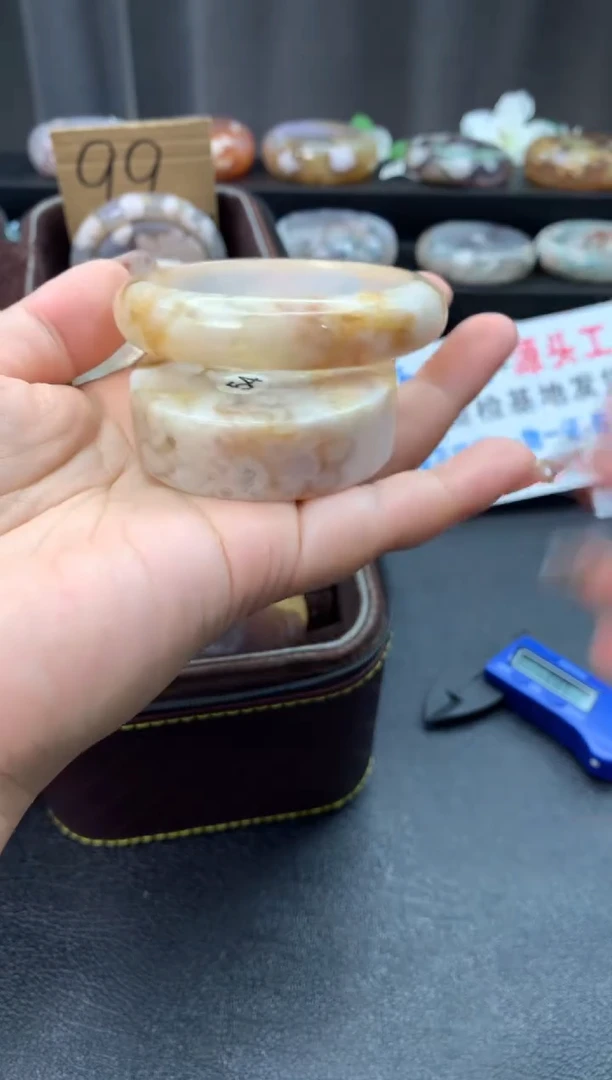 未镶嵌手镯石英质玉（53-54圈口）赠送镯心 无证书