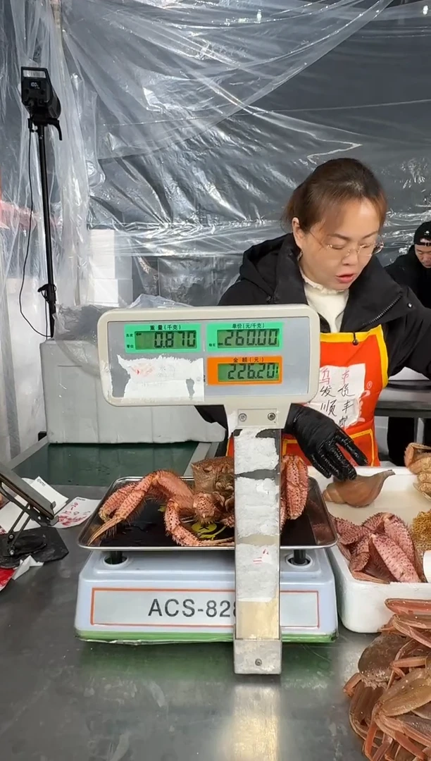 俄罗斯联邦罗*铧冰鲜红毛蟹