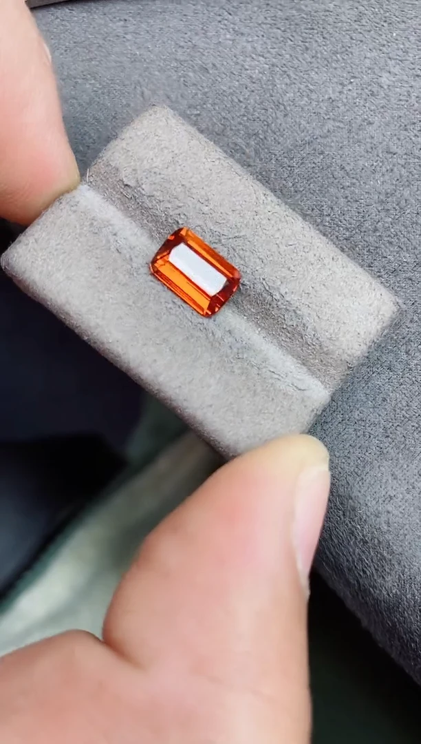 未镶嵌裸石石榴石（芬达石）3.55ct