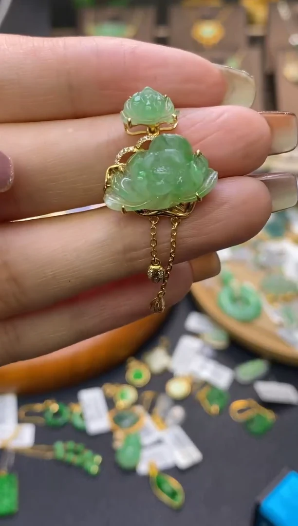 翡翠18K金镶嵌颈饰花花吊坠13626