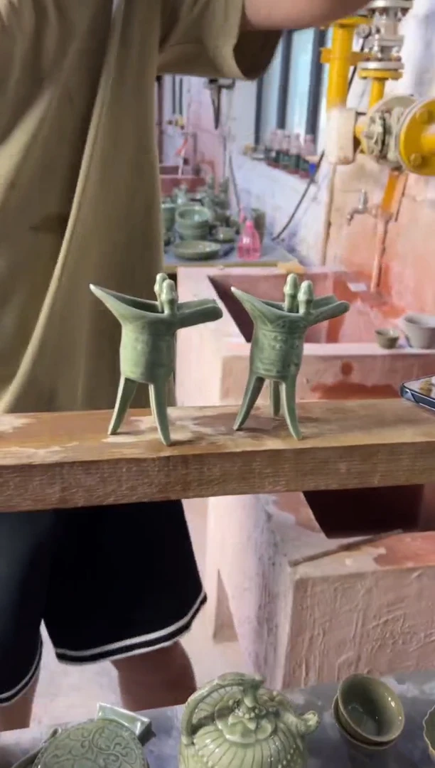 微瑕耀州窑爵杯一对