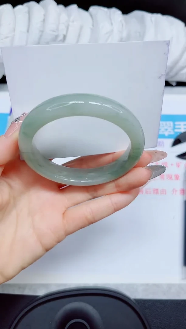 石英质玉手镯未镶嵌8.