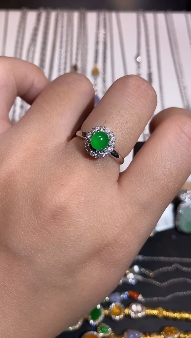 颈饰18K金镶嵌翡翠戒指