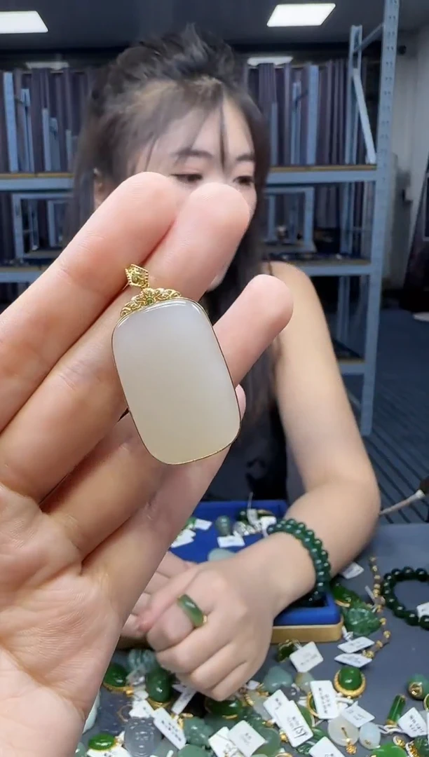 和田玉18K金镶嵌挂件1