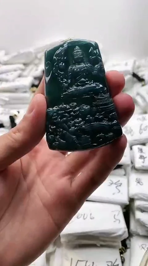 翡翠未镶嵌颈饰虚空藏