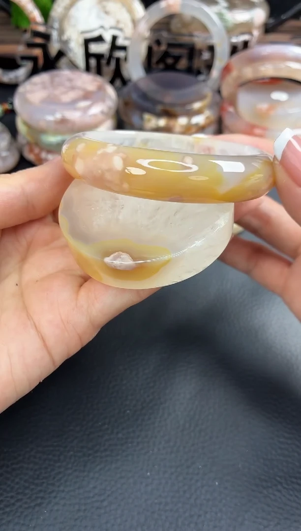 未镶嵌手镯（圆镯）石英质玉58