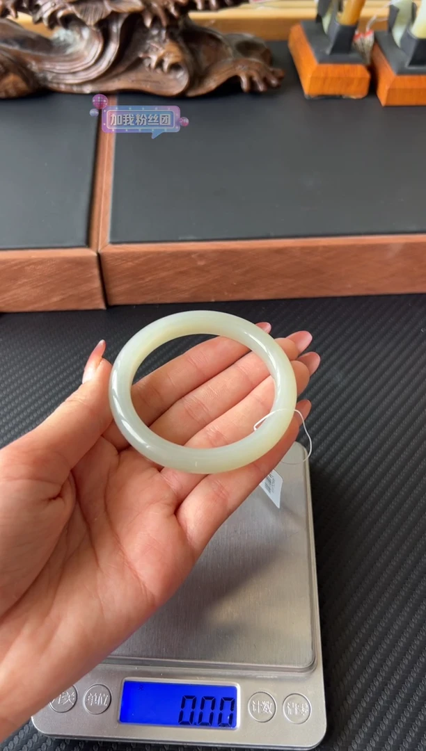 和田玉手镯未镶嵌东**珠且末微色差近矿53+