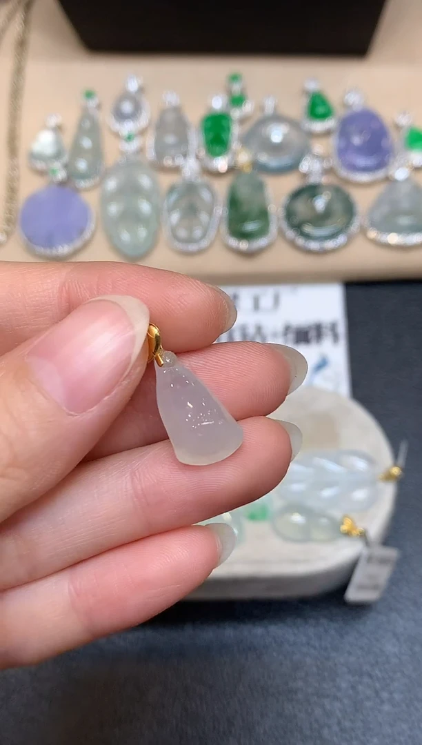 颈饰18K金镶嵌翡翠莲蓬【无服务费