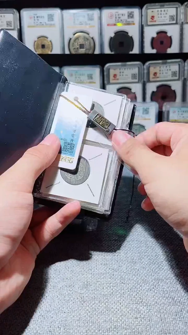 铜A582闻德清代乾隆通宝黑漆古册24+