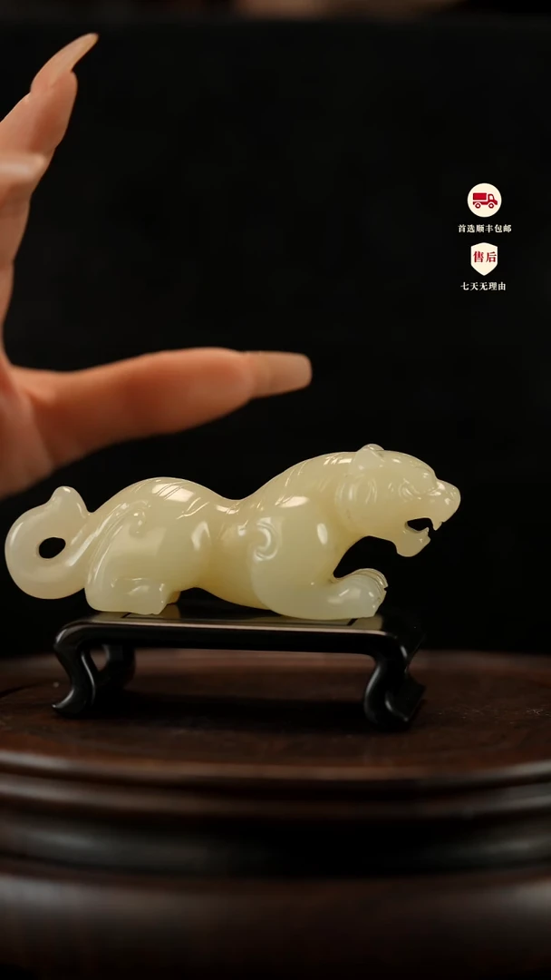 云南石竹叶青雕刻：伏虎手把件摆件镇尺