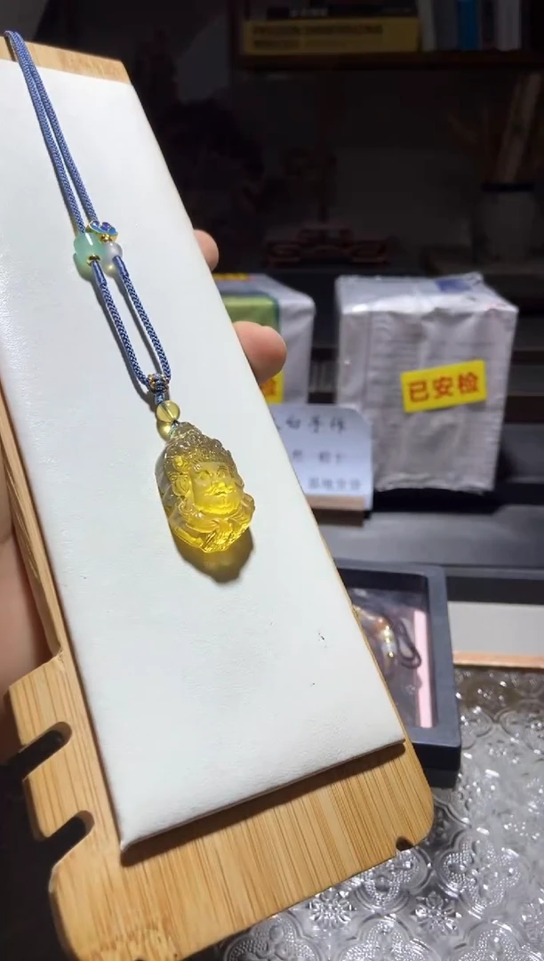 琥珀颈饰未镶嵌黄财神