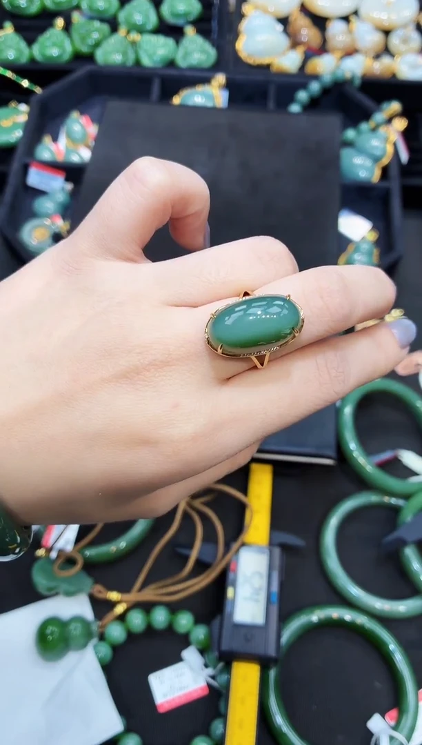 18K金镶嵌戒指和田玉多样性发一