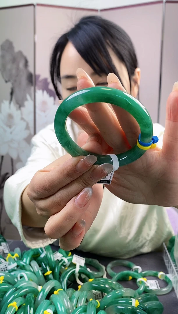 【闪购商品】石英质玉手镯未镶嵌70