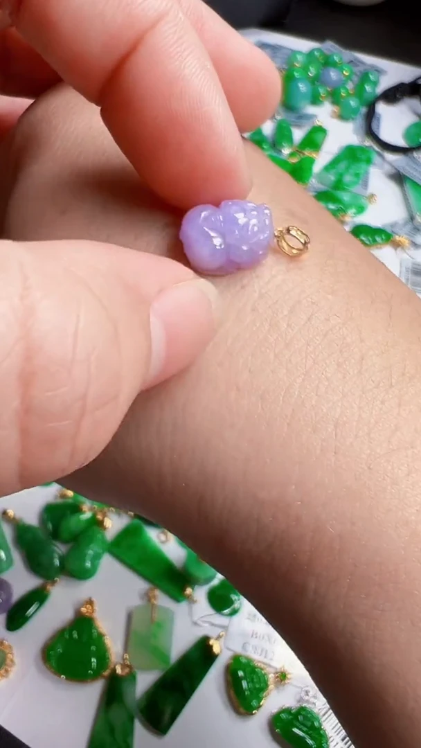 翡翠18K金镶嵌颈饰吊坠