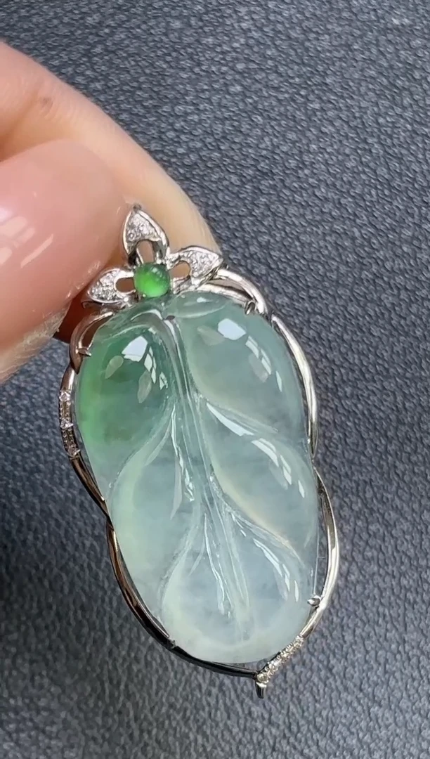 颈饰18K金镶嵌翡翠叶子