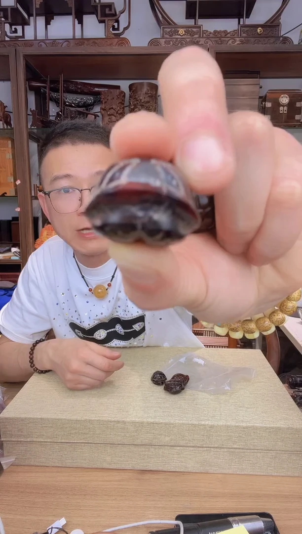 乌木类书架360可可牛富甲手把件  瑕疵