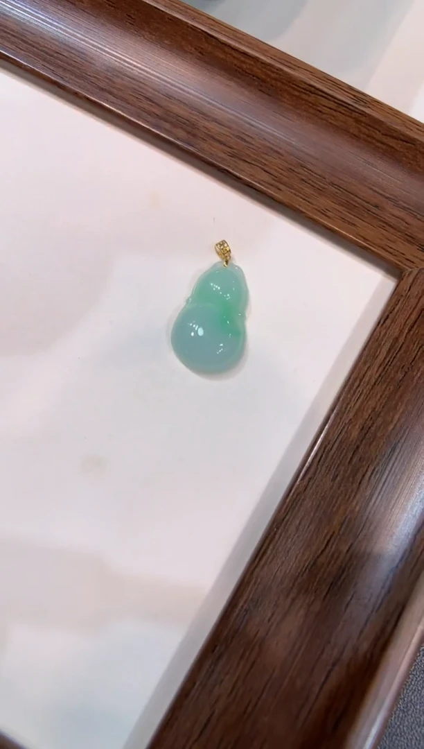 颈饰18K金镶嵌翡翠葫芦