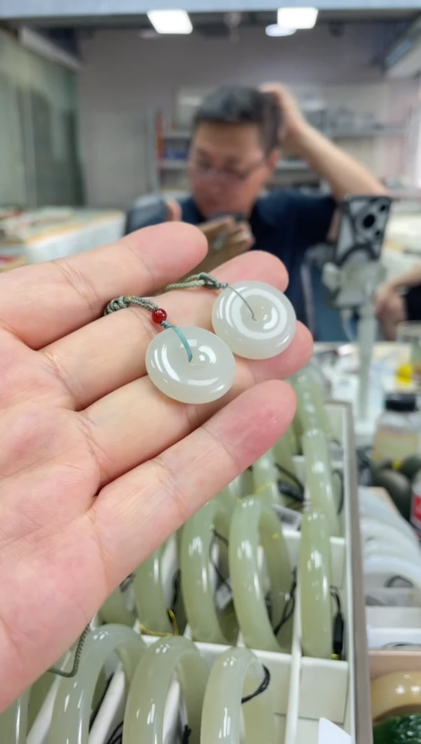 和田玉未镶嵌颈饰平安扣多样性发货其一