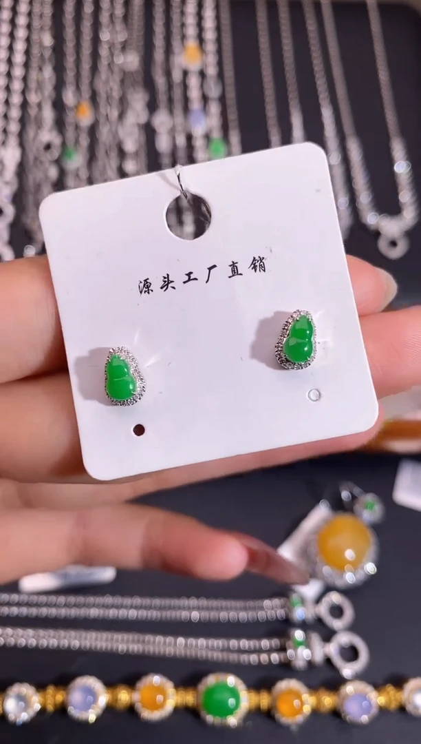 颈饰18K金镶嵌翡翠耳饰