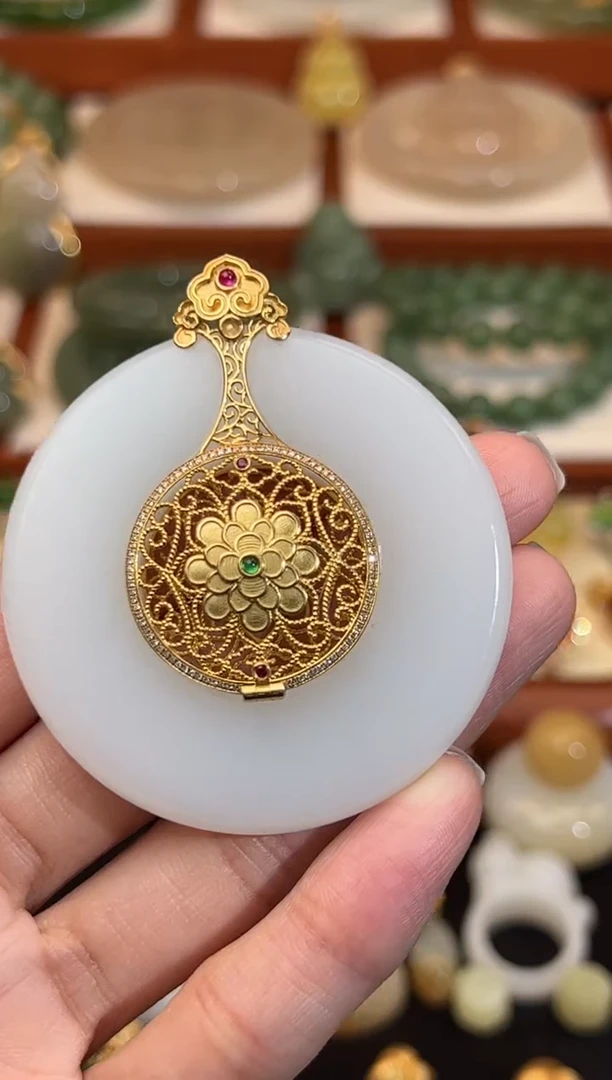 18K金镶嵌和田玉挂件精品