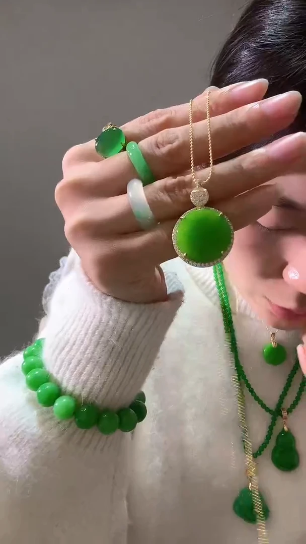 颈饰未镶嵌翡翠钻镶园牌