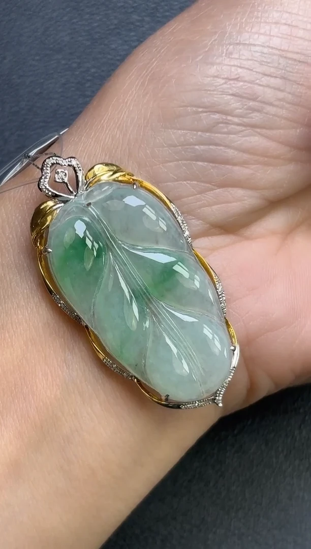 颈饰18K金镶嵌翡翠叶子