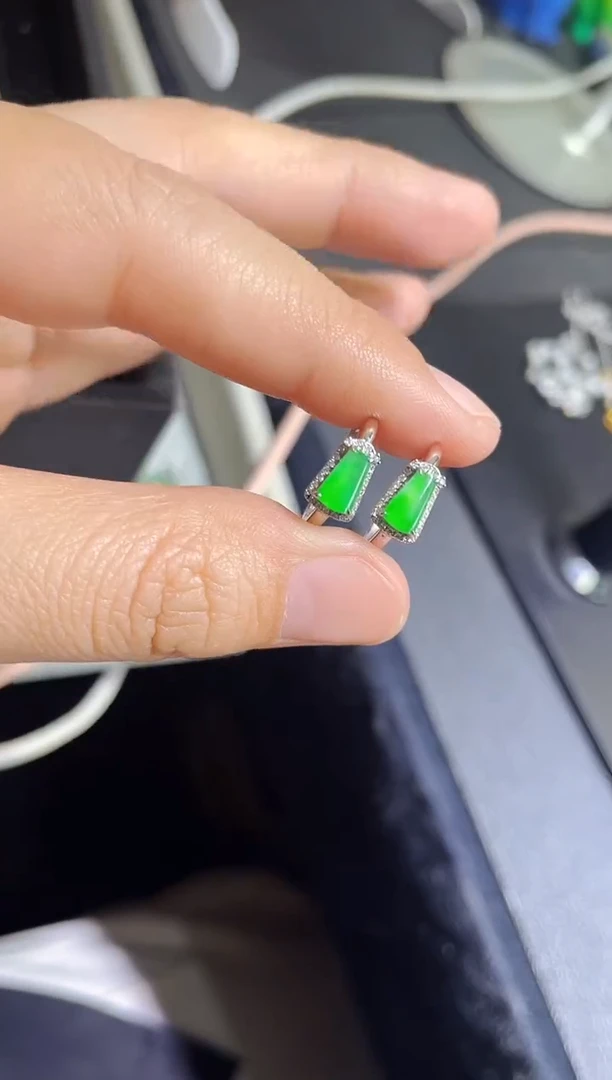 颈饰18K金镶嵌翡翠高冰满绿无事柱耳包