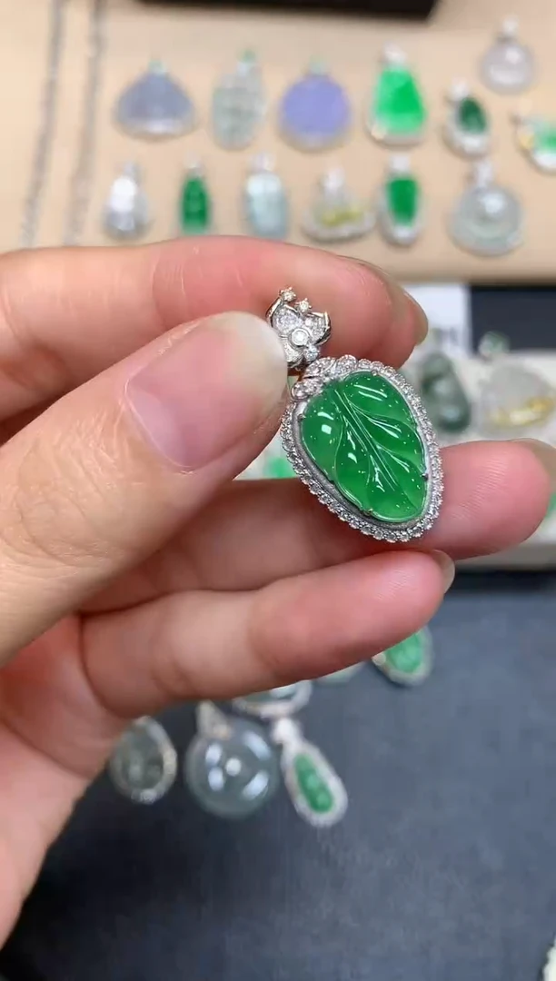 颈饰18K金镶嵌翡翠树叶【无服务费