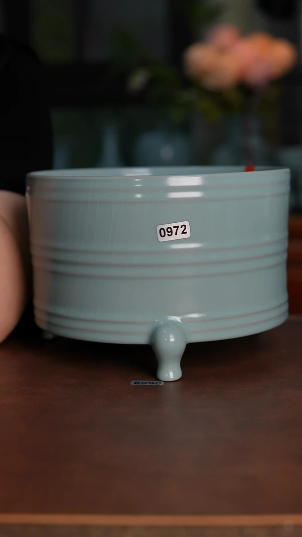 摆件0972天青釉三足樽18.3cm