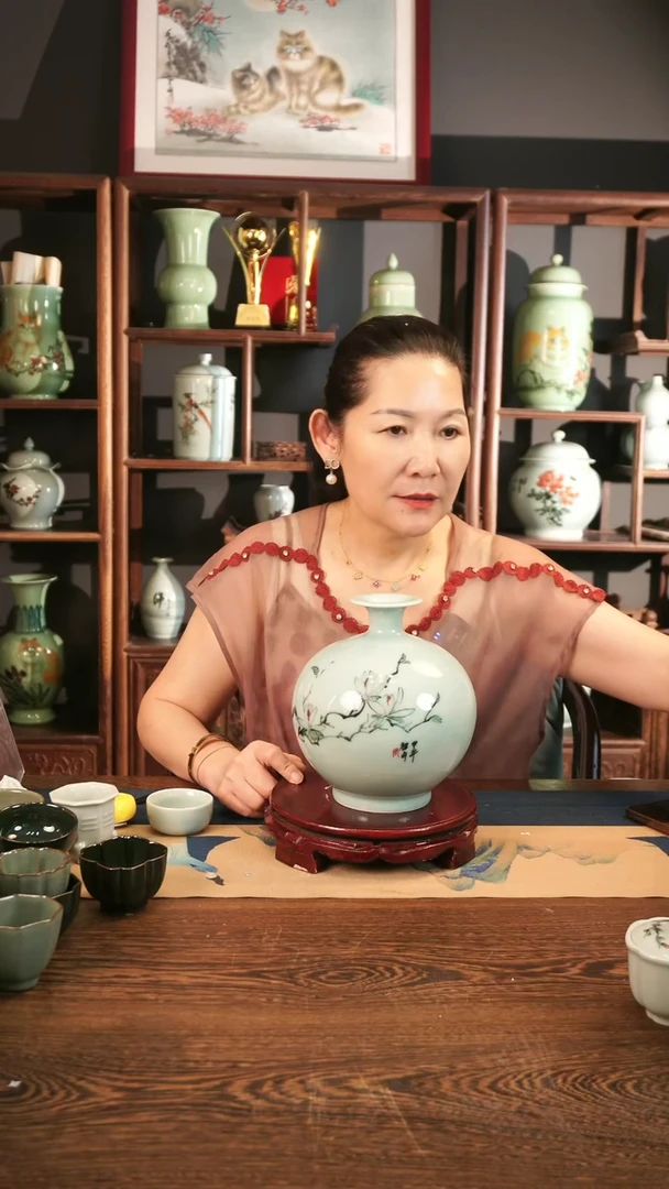 釉中彩 玉兰花画 果瓶（大