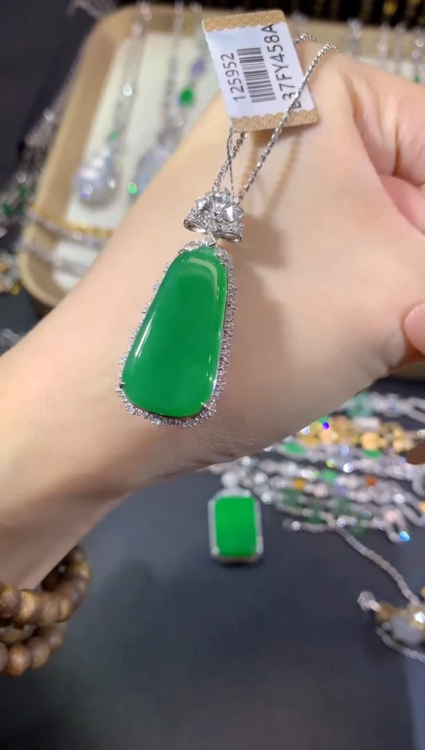 吊坠(不含链)18K金镶嵌翡翠37-瓜瓜（不含链扣