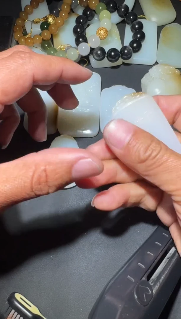 未镶嵌和田玉（糖玉）挂件和田玉