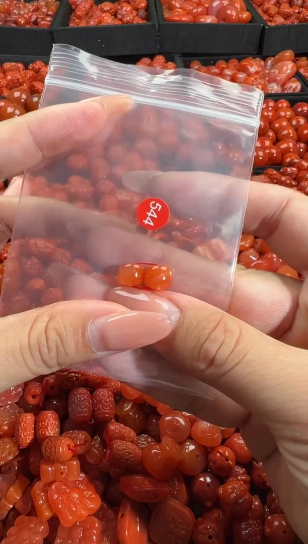 南红玛瑙未镶嵌颈饰1