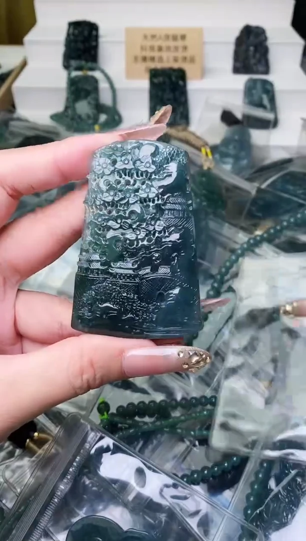 颈饰未镶嵌翡翠