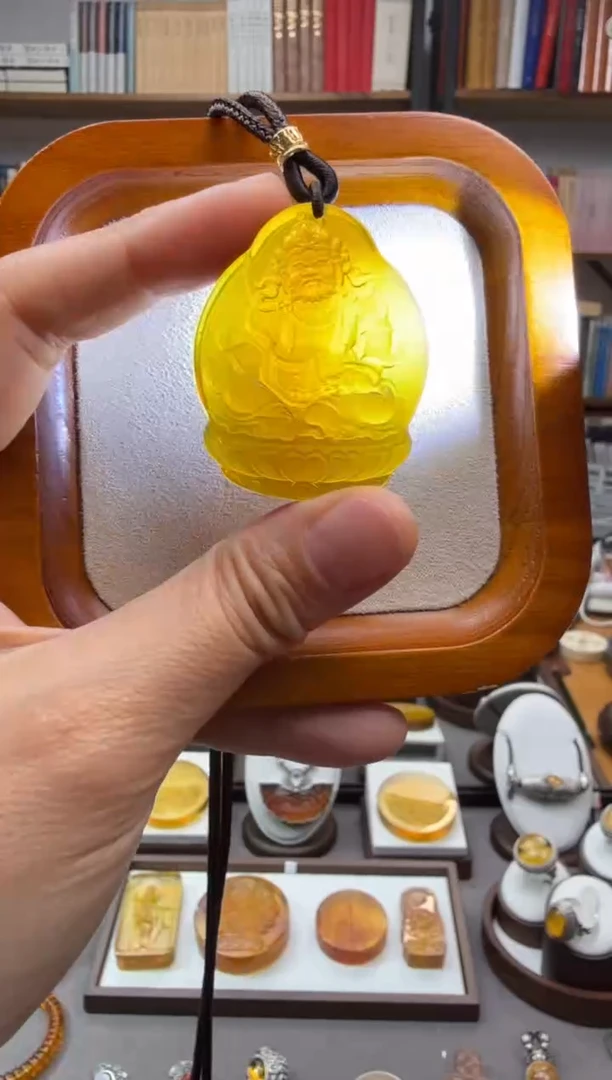 未镶嵌颈饰琥珀黄财神吊坠