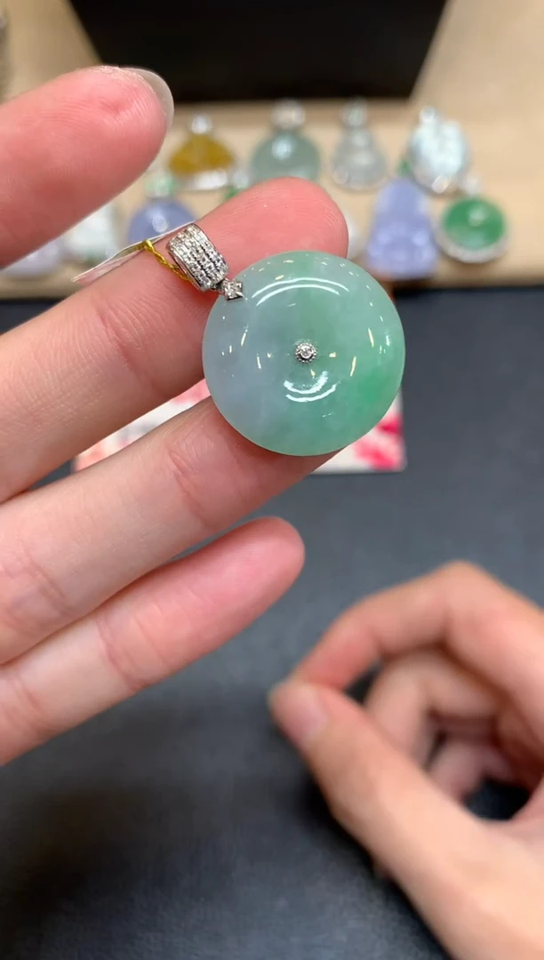 【闪购商品】翡翠颈饰18K金镶嵌平安扣【无服务费】