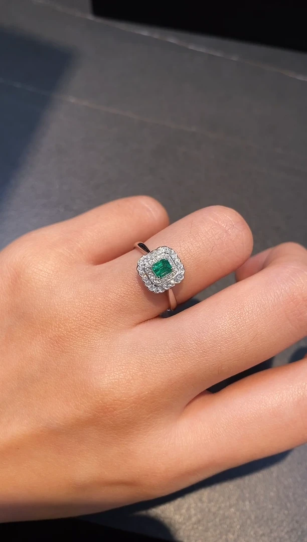 【闪购商品】祖母绿戒指18K金镶嵌 23分 经典戴妃设计