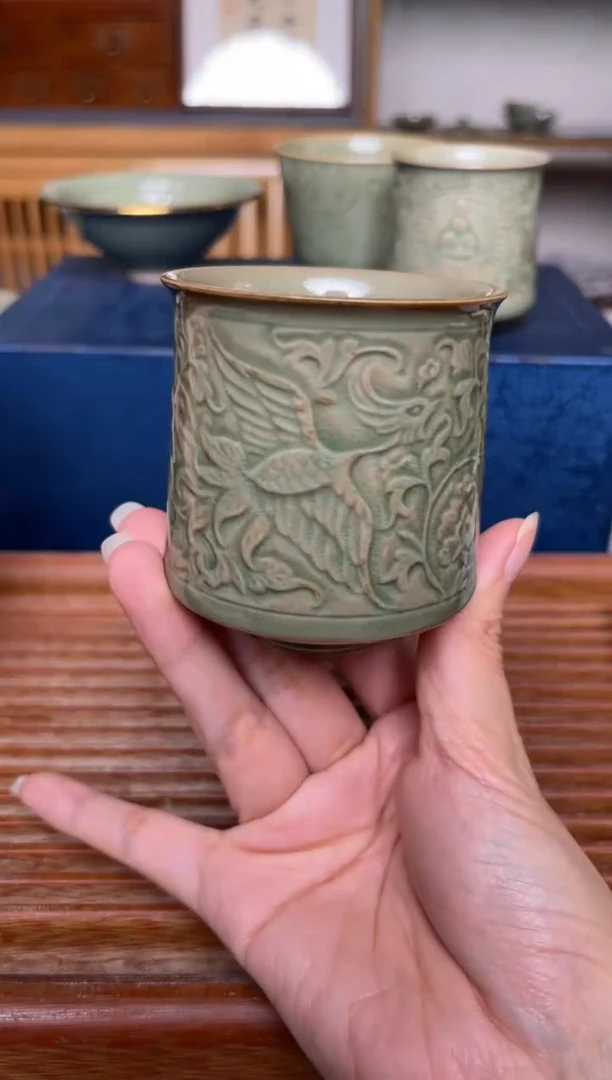 瓷器秘色凤穿牡丹束口杯 微瑕