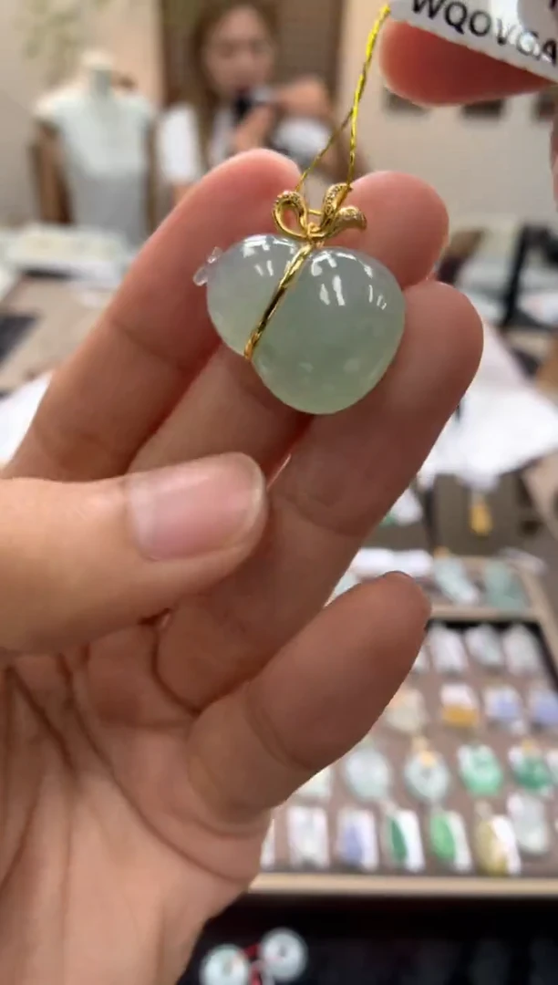 颈饰18K金镶嵌翡翠葫芦